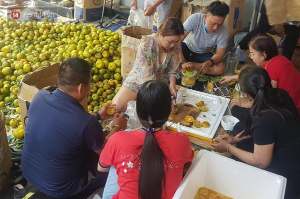 Hình ảnh đẹp: Người dân Đà Nẵng mang đồ ăn, thức uống tiếp sức cho lực lượng bảo vệ khu cách ly Covid-19-4