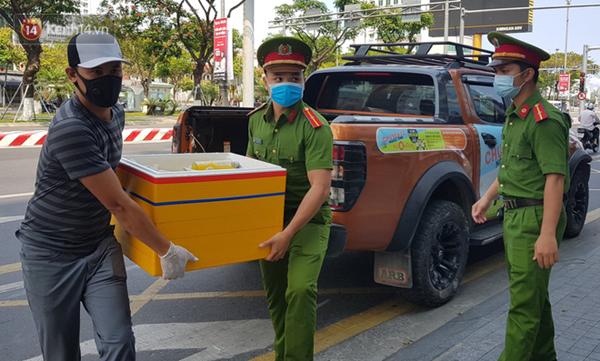 Hình ảnh đẹp: Người dân Đà Nẵng mang đồ ăn, thức uống tiếp sức cho lực lượng bảo vệ khu cách ly Covid-19-5