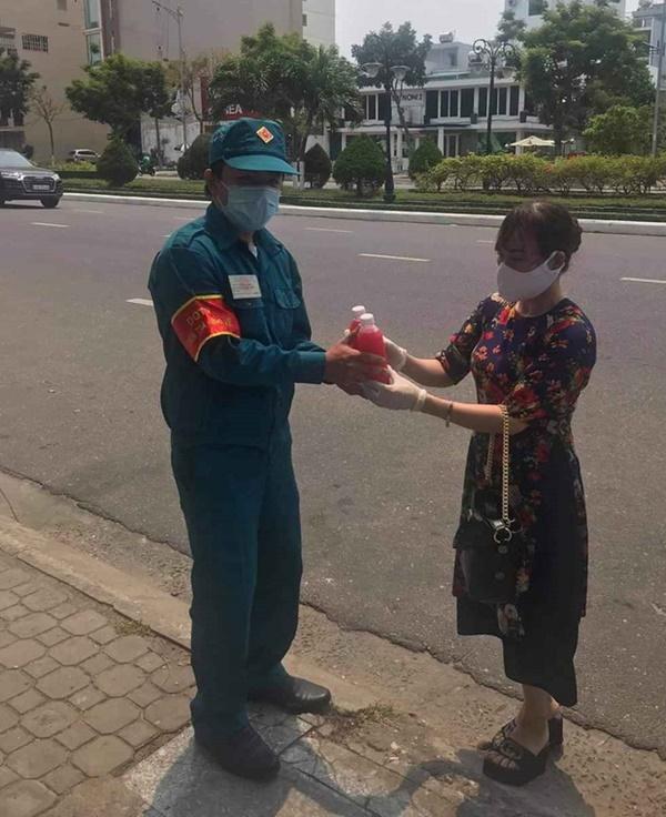 Hình ảnh đẹp: Người dân Đà Nẵng mang đồ ăn, thức uống tiếp sức cho lực lượng bảo vệ khu cách ly Covid-19-9