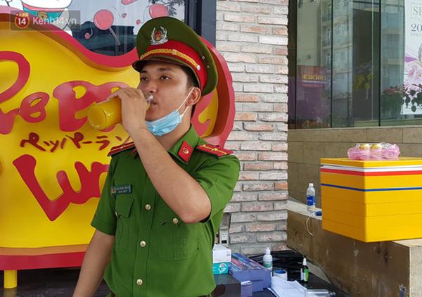 Hình ảnh đẹp: Người dân Đà Nẵng mang đồ ăn, thức uống tiếp sức cho lực lượng bảo vệ khu cách ly Covid-19-11