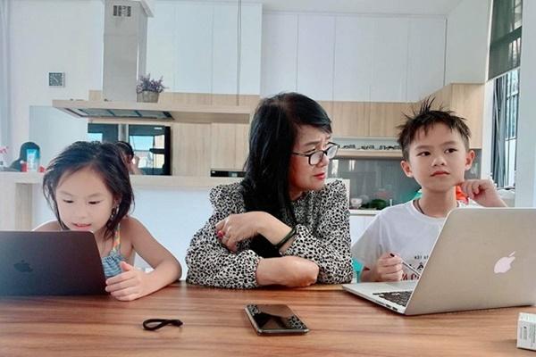 Mẹ vợ U60 cực trẻ đẹp ít ai biết của ca sĩ Lý Hải, chỉ hơn con rể đúng 10 tuổi-1