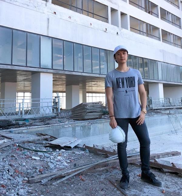 Chồng sắp cưới của Á hậu Thúy Vân: Đã điển trai lại còn là đại gia phim ảnh - bất động sản-4