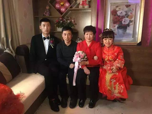 Con gái lấy chàng cụt 2 tay, bố mẹ rưng rưng khi giữa hôn trường chú rể làm điều lạ-3