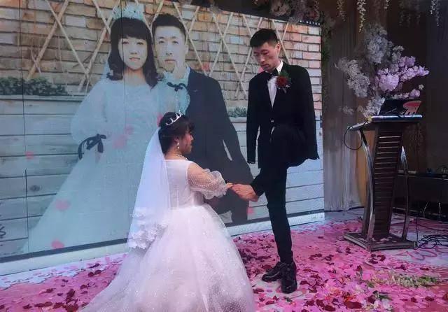 Con gái lấy chàng cụt 2 tay, bố mẹ rưng rưng khi giữa hôn trường chú rể làm điều lạ-4