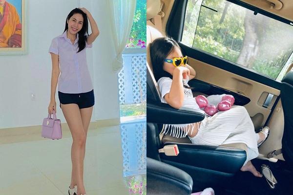 Gần đây nhất, nữ ca sĩ đăng tải trên trang cá nhân hình ảnh khoe phong cách thời trang trẻ trung khi diện sơ mi trắng cộc tay, phối cùng quần shorts đen, giày Gucci sành điệu và túi xách Diorever màu tím nhạt. Tổng thể ổn là thế, lại hợp với những buổi đi chơi, tụ tập bạn bè nhưng bộ đồ này lại bị bé Bánh Gạo - con gái Thủy Tiên - hài hước chê "như trẻ trâu".