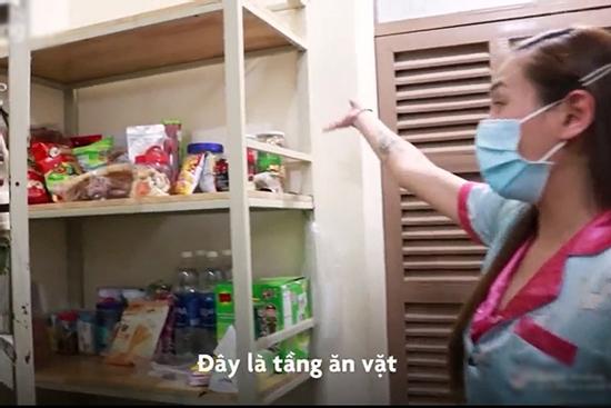 Phòng cách ly ngập đồ ăn vặt như tiệm tạp hóa của Võ Hoàng Yến