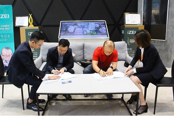 Sau 2 năm làm việc ở Việt Nam, HLV Park Hang-seo cùng vợ đi mua nhà riêng ở Mỹ Đình-1