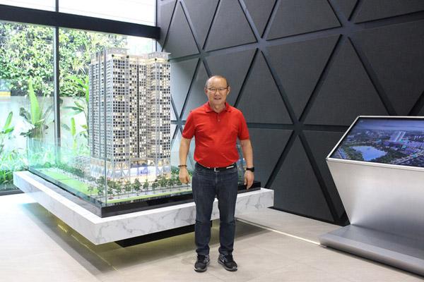 Sau 2 năm làm việc ở Việt Nam, HLV Park Hang-seo cùng vợ đi mua nhà riêng ở Mỹ Đình-2