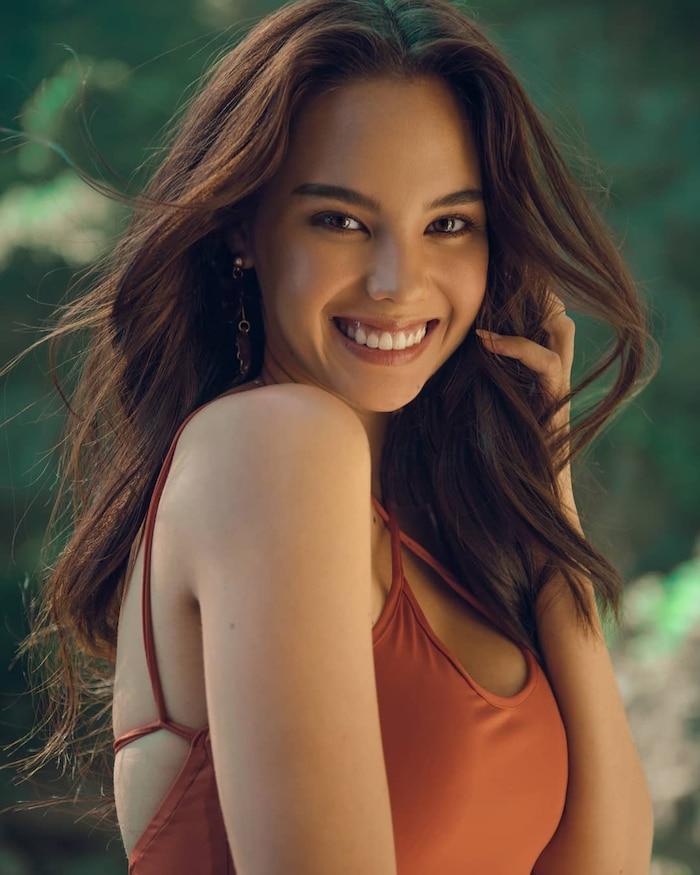 Như để khẳng định dù hở lợi nhưng Catriona Gray vẫn thu hút người đối diện bằng chính vẻ đẹp không bị pha trộn.