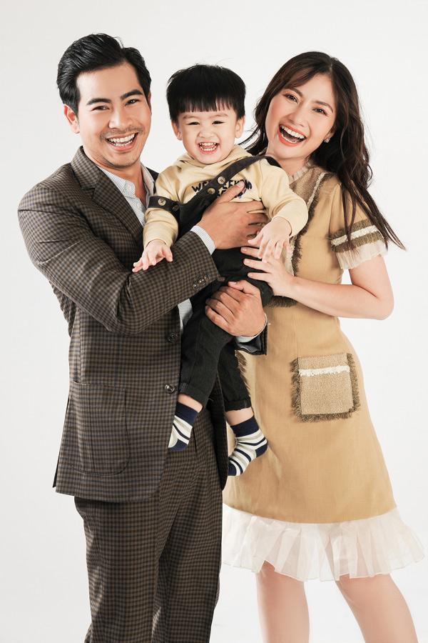 Hình ảnh Thanh Bình trong nhà riêng lọt vào góc máy tự sướng của Ngọc Lan-3