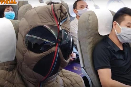 Xuân Bắc bịt kín như 'Người Nhện' khi đi máy bay