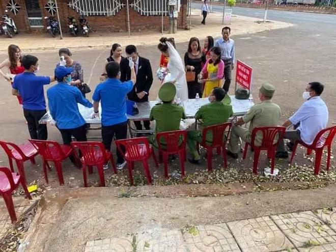 Đám cưới mùa dịch: Cô dâu chú rể cùng họ hàng 2 bên xếp hàng chờ đo thân nhiệt trước khi vào hôn trường-3