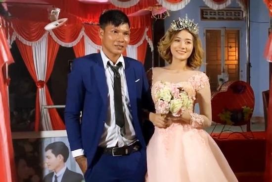 Sau nhiều lần 'cưới hụt' loạt hotgirl, YouTuber phụ hồ nổi tiếng mạng xã hội gây chú ý khi thông báo sắp kết hôn