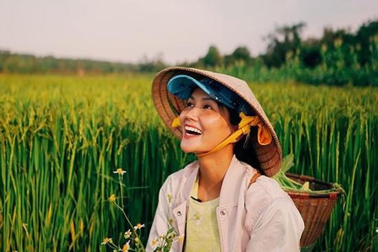 Hoa hậu H'Hen Niê lên tiếng khi bị hỏi chuyện độn cằm