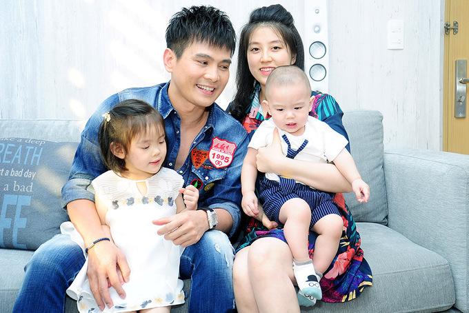 Cuộc sống giàu nứt vách bên cạnh vợ đẹp con xinh của các vua nhạc miền Tây-2