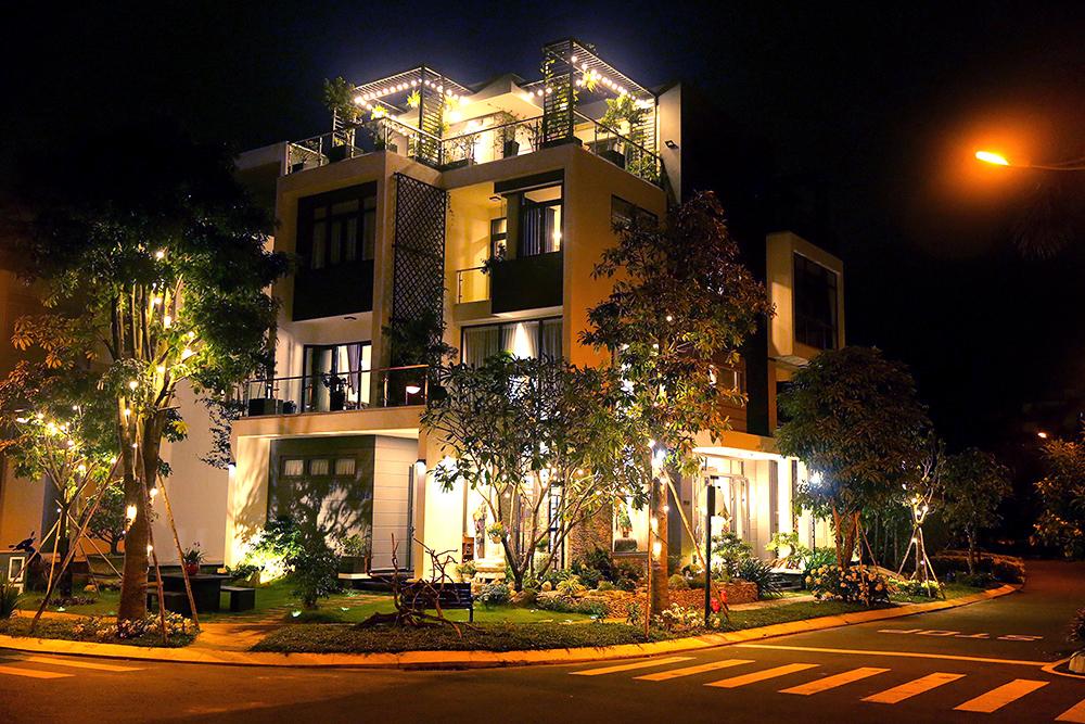 Cuộc sống giàu nứt vách bên cạnh vợ đẹp con xinh của các vua nhạc miền Tây-6