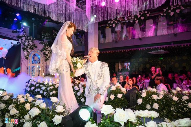 Cuộc sống giàu nứt vách bên cạnh vợ đẹp con xinh của các vua nhạc miền Tây-19