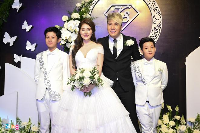 Cuộc sống giàu nứt vách bên cạnh vợ đẹp con xinh của các vua nhạc miền Tây-20