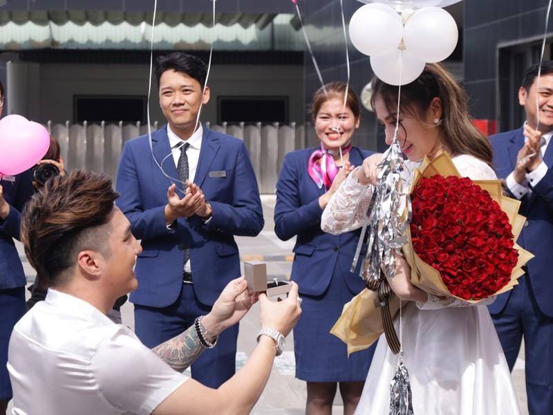 Cuộc sống giàu nứt vách bên cạnh vợ đẹp con xinh của các vua nhạc miền Tây-18