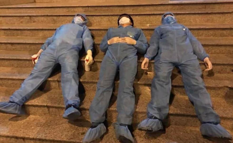 Ai xem mà không khóc khi nhìn những người thầm lặng ngủ vạ vật tại khu cách ly như thế này?-1