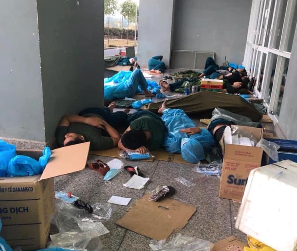 Ai xem mà không khóc khi nhìn những người thầm lặng ngủ vạ vật tại khu cách ly như thế này?-3