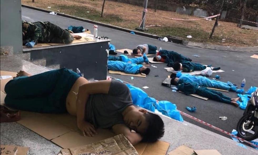 Ai xem mà không khóc khi nhìn những người thầm lặng ngủ vạ vật tại khu cách ly như thế này?-5