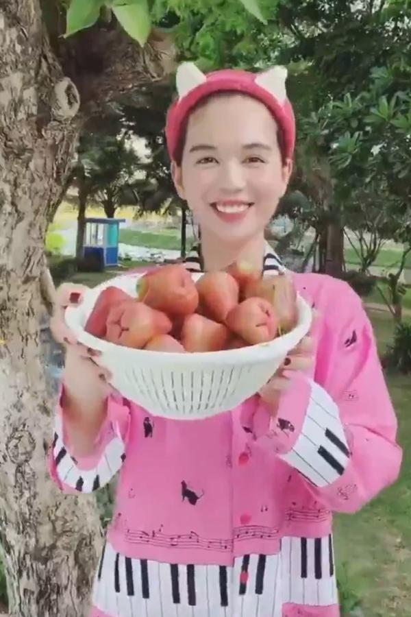 Ngọc Trinh vắt vẻo trèo cây hái mận, ai nấy thót tim vì sợ mỹ nhân rơi tự do-7