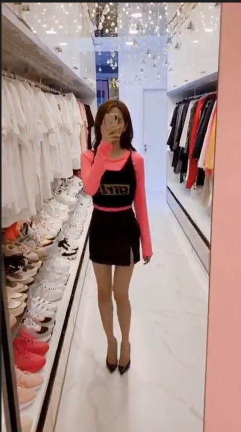 Khoe clip mix đồ sành điệu nhưng Ngọc Trinh để lộ đôi chân cong queo chẳng thể khép kín-1