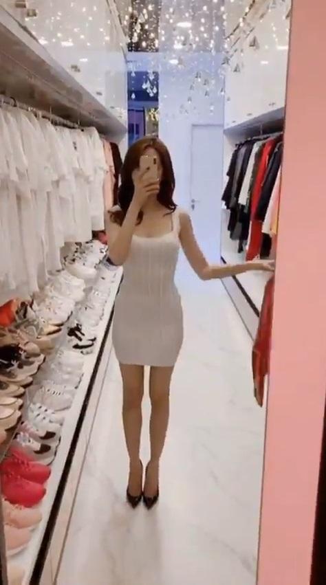 Ngọc Trinh lại lộ body da bọc xương, than thở sắp phải đi khám tâm thần vì cuồng mua đồ online-3