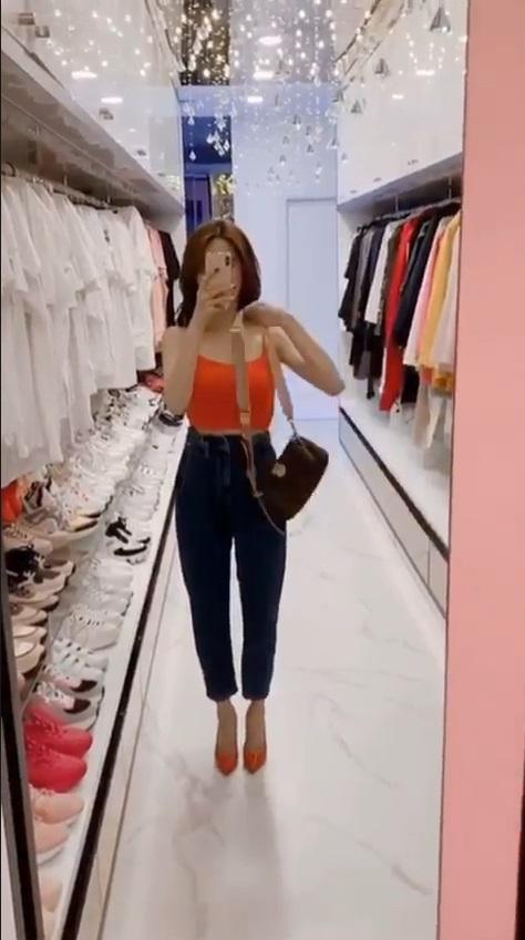 Khoe clip mix đồ sành điệu nhưng Ngọc Trinh để lộ đôi chân cong queo chẳng thể khép kín-6