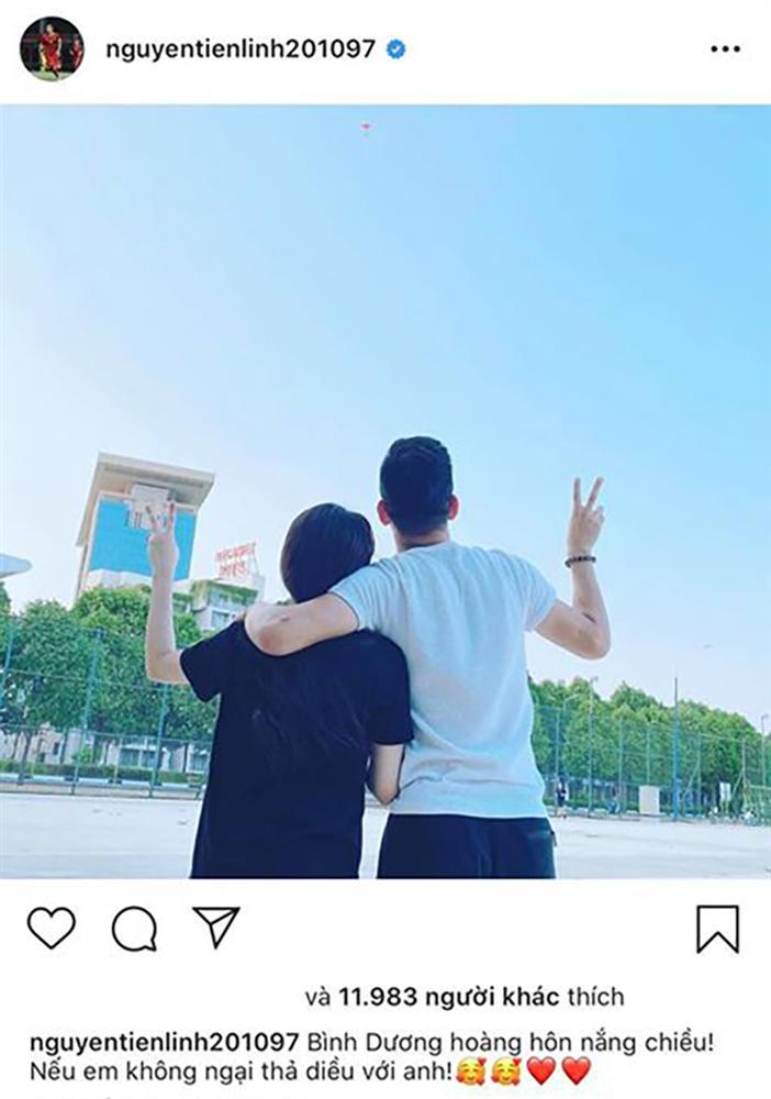 Tiến Linh tình tứ ôm bạn gái hotgirl ngắm hoàng hôn, cặp phi công - máy bay đổi cách xưng hô anh - em ngọt ngào-1