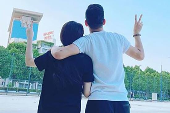 Tiến Linh tình tứ ôm bạn gái hotgirl ngắm hoàng hôn, cặp 'phi công - máy bay' đổi cách xưng hô 'anh - em' ngọt ngào