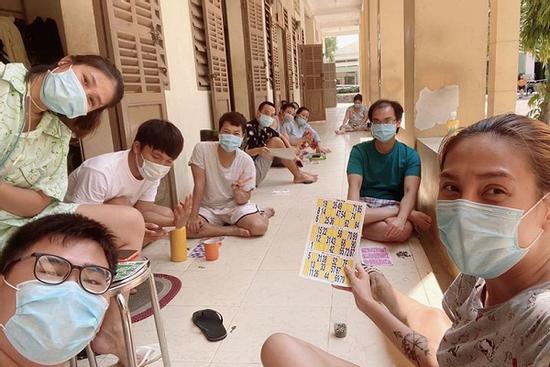 Bất chấp đại dịch Covid-19, Võ Hoàng Yến 'mở sòng' lô tô ngay trong khu cách ly vui hơn hội