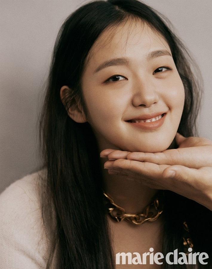 Kim Go Eun sinh năm 1991, là một trong những nữ diễn viên trẻ nổi bật hiện nay của màn ảnh nhỏ xứ Hàn. Cô bắt đầu sự nghiệp diễn xuất với bộ phim 