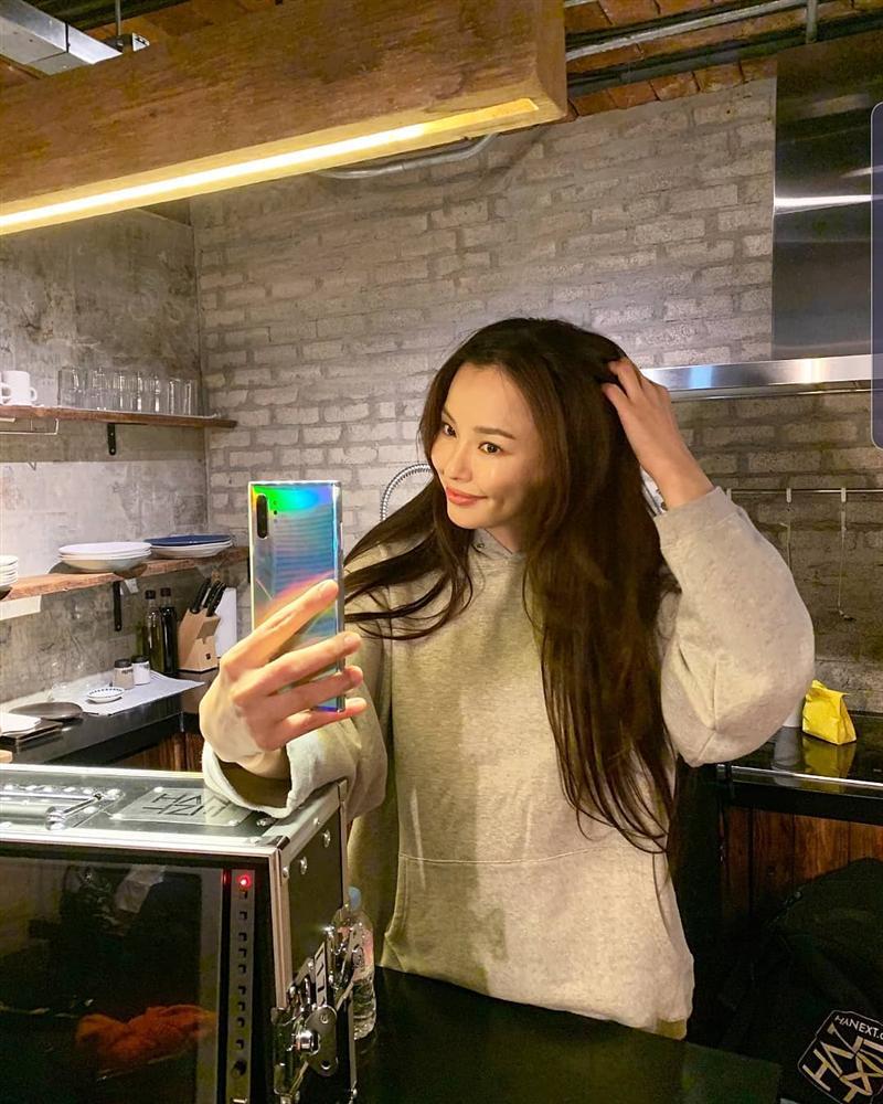 Bản tin Hoa hậu Hoàn vũ 23/3: Đối thủ của HHen Niê dương tính Covid-19-5