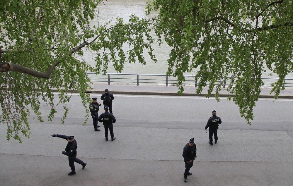 Phương Tây đau đầu vì dân nổi loạn, tiệc tùng bất chấp virus corona-11