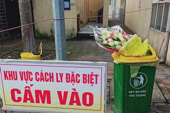 Hình ảnh phản cảm: Được tặng hoa chúc mừng hết cách ly, nam thanh niên ném vào thùng rác