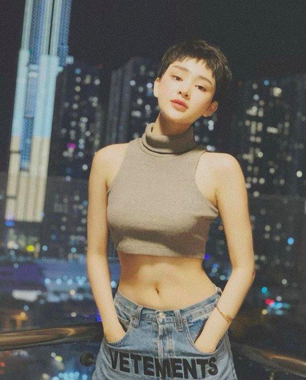 Hết diện đồ khoét ngực, Hiền Hồ lại chọn áo ngắn cũn, tiếp tục thử sức phong cách gợi cảm-1