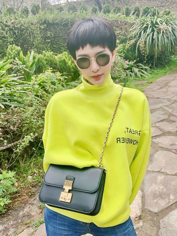 Hết diện đồ khoét ngực, Hiền Hồ lại chọn áo ngắn cũn, tiếp tục thử sức phong cách gợi cảm-5