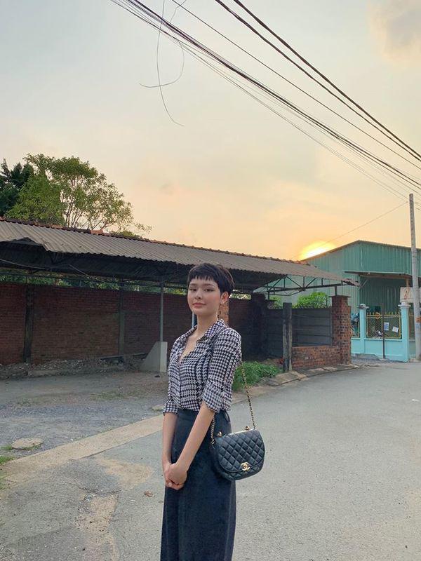 Hết diện đồ khoét ngực, Hiền Hồ lại chọn áo ngắn cũn, tiếp tục thử sức phong cách gợi cảm-6