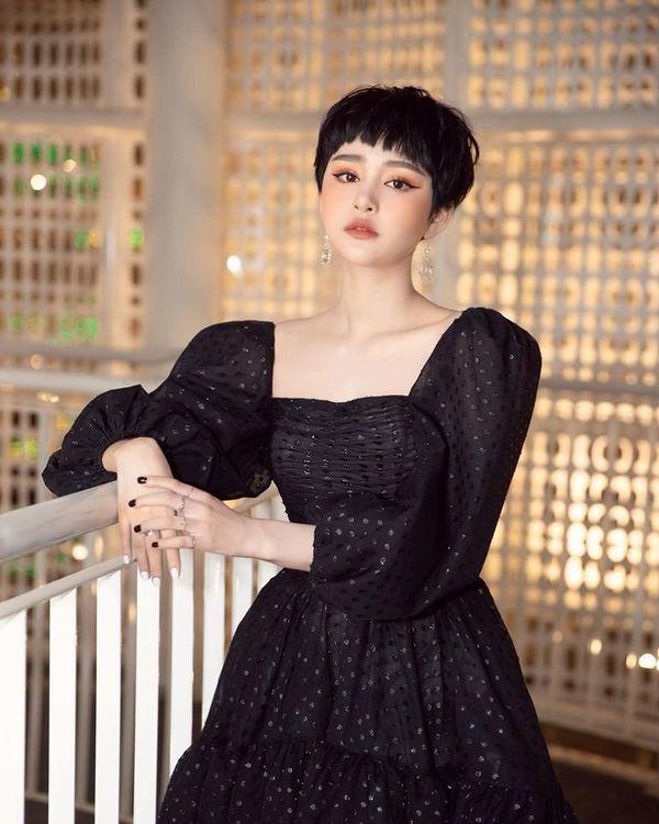 Hết diện đồ khoét ngực, Hiền Hồ lại chọn áo ngắn cũn, tiếp tục thử sức phong cách gợi cảm-11