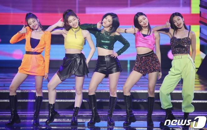 Xuất hiện tại lễ trao giải Gaon Chart Music Awards 2019, trang phục của ITZY trở thành đề tài được bán tàn nhiều trên các diễn đàn. Đa số bình luận chỉ trích stylist của nhóm vì để dàn mỹ nhân mặc trang phục quá loè loẹt, màu sắc không hài hoà với nhau. Bên cạnh đó, cách sử dụng sắc cam, hồng, vàng khiến người mặc trông kém sang. Ảnh: News1.