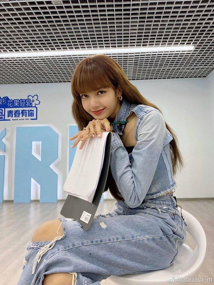 BLACKPINK Lisa trong Thanh xuân có bạn: Vừa nghiêm túc vừa đáng yêu không lối thoát-7