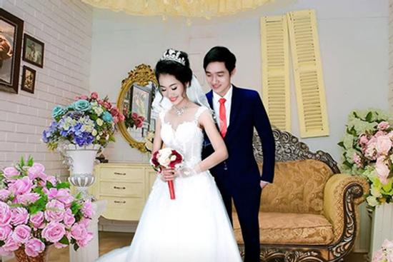 Liên tục gọi điện trêu nhân viên tổng đài, thanh niên cưới được vợ xinh như hoa