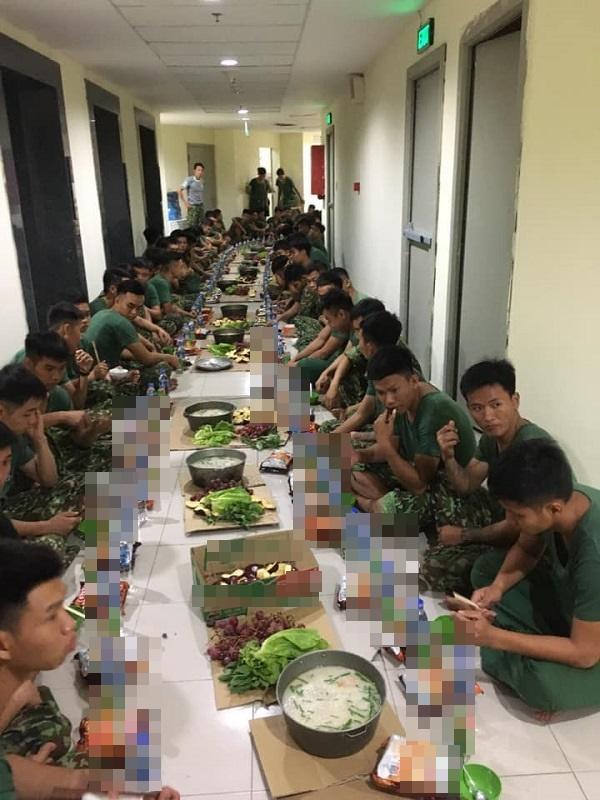 Bữa ăn muộn ngoài hành lang của các chiến sĩ tại khu cách ly ĐH Quốc gia TP.HCM dậy sóng MXH-2