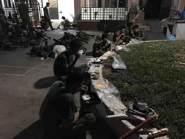 Bữa ăn muộn ngoài hành lang của các chiến sĩ tại khu cách ly ĐH Quốc gia TP.HCM dậy sóng MXH-3