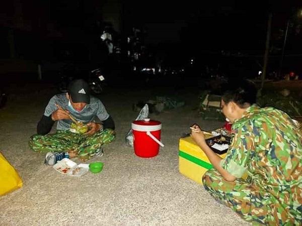 Bữa ăn muộn ngoài hành lang của các chiến sĩ tại khu cách ly ĐH Quốc gia TP.HCM dậy sóng MXH-5