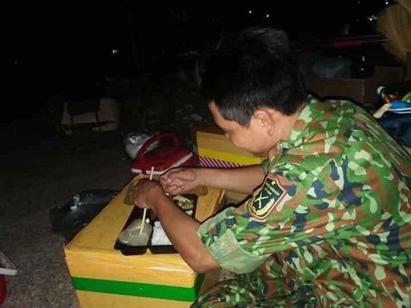 Bữa ăn muộn ngoài hành lang của các chiến sĩ tại khu cách ly ĐH Quốc gia TP.HCM dậy sóng MXH-6