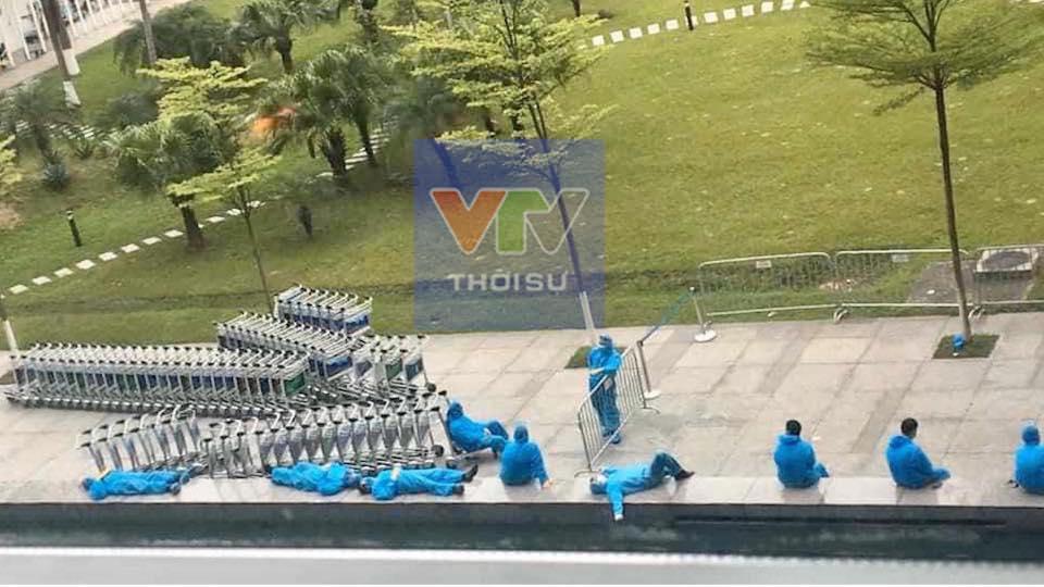 Bữa ăn muộn ngoài hành lang của các chiến sĩ tại khu cách ly ĐH Quốc gia TP.HCM dậy sóng MXH-8