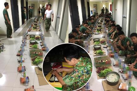 Bữa ăn muộn ngoài hành lang của các chiến sĩ tại khu cách ly ĐH Quốc gia TP.HCM dậy sóng MXH